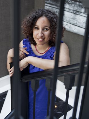 “Ens han estafat”: Najat El Hachmi reivindica una desmitificació de la sexualitat femenina a ‘La caçadora de cossos’