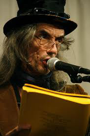 “La poesia no pot existir sense la llibertat de l’individu”. Entrevista a Enric Casasses, trobador i visionari d’un món sense diners