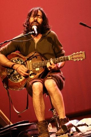 Concert de Paul Fuster al bar Campus el 6 de maig, en el marc de la gira en bicicleta que realitza per Catalunya