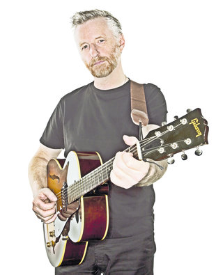 Entrevista a Billy Bragg, músic britànic i activista d’esquerres: “Un jove irat ja no agafa una guitarra; fa un blog”
