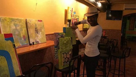 Marie Ngom preparant exposició